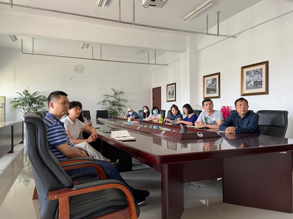 国产传媒
党员干部正在收看开幕式盛况